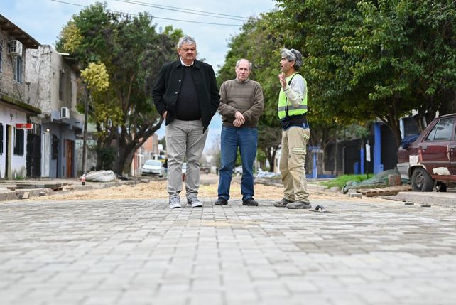 Comenzó la pavimentación con adoquines en el barrio Talleres de Villa Gobernador Gálvez
