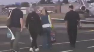 Captura de pantalla. El video de Adorni, su familia y el periodista Marcelo Grandio subiendo a un jet privado rumbo a Punta del Este.