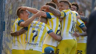 Marco Ruben entró en la historia sagrada de Central. Con sus dos goles, de taco y de cabeza frente a River, se transformó en el máximo goleador del club con 99 anotaciones. Foto: Celina Mutti Lovera / La Capital