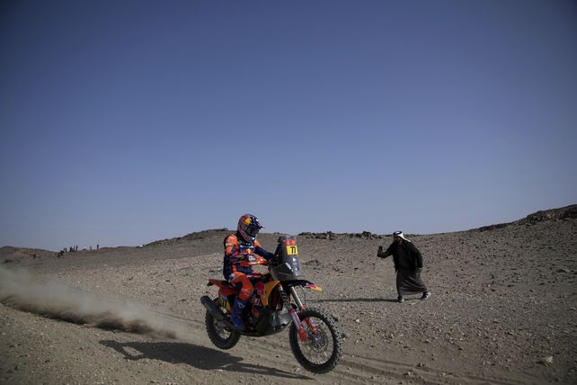 Luciano Benavides, en moto, se mantiene sexto en las posiciones generales.