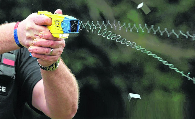 Las Taser son una opción al uso de la pistola 9 mm en situaciones de peligro, como es el caso de un sujeto agresivo armado con un cuchillo.