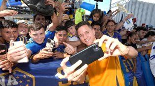 El español Ander Herrera se fotografía junto con los fanáticos de Boca que esperaron al equipo en Santa Fe.