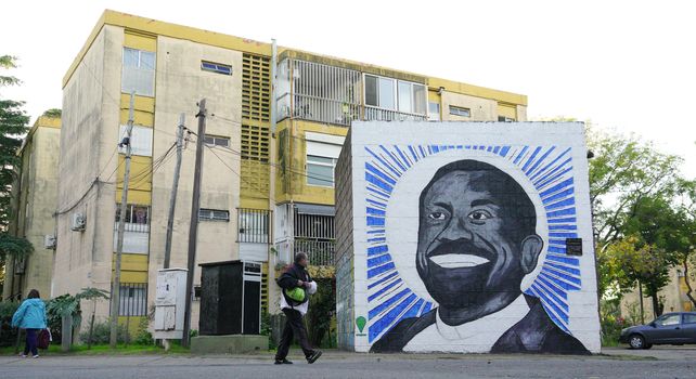 El Cachorro de Rucci le dio los últimos retoques y dejó terminado el mural del padre Ignacio en la esquina de la parroquia Natividad del Señor.