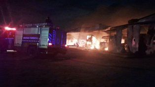 Voraz incendio destruyó vehículos en un galpón de Roberto Uleriche sobre la ruta provincial 1