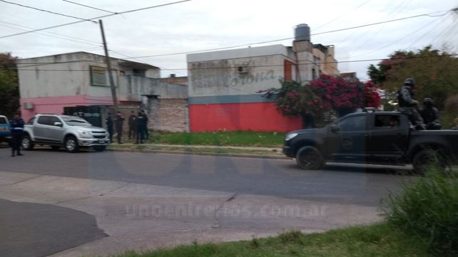 Fuerte operativo en barrio Paraná V en busca de armas tras la violencia desatada entre dos familias