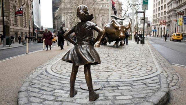 De espaldas. La niña mide 1