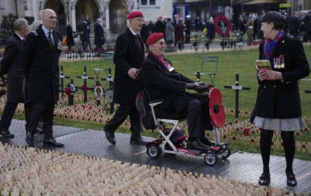 Len Honey, veterano de la policía militar de 83 años, es transportado en su silla de ruedas mientras los veteranos y representantes de las Fuerzas Armadas se reúnen antes de la llegada de Camila, duquesa de Cornualles, patrona de la fábrica de amapolas de Gran Bretaña, para el 93° Campo del Recuerdo en la Abadía de Westminster, en Londres, el jueves 11 de noviembre de 2021. 