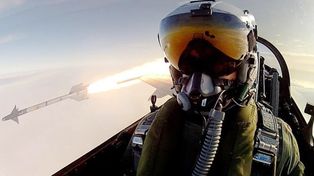 ¿Será verdad? Un piloto de combate se saca foto mientras dispara un misil