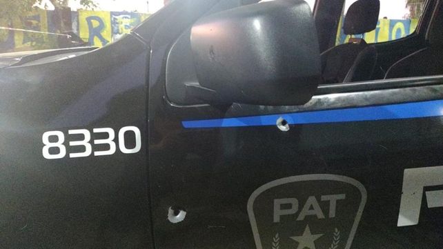 Las marcas del ataque quedaron reflejadas en el móvil policial. 
