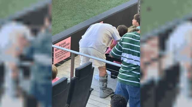 Leo fue a ver a sus compañeros con una bota ortopédica por la lesión que sufrió en la final de la Copa América.