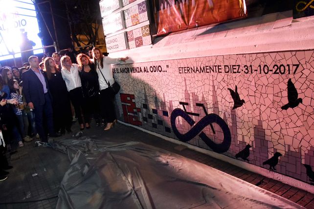 El mural que recuerda a los rosarinos muertos en el atentado en Nueva York en el Politécnico. 