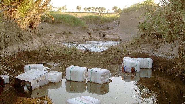 Peligroso. Los científicos advierten que la interacción de los químicos agrarios y los plásticos constituyen “un riesgo ambiental potencial”.