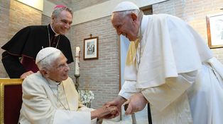 El Vaticano anunció que Benedicto está grave y el Papa pide rezar por él