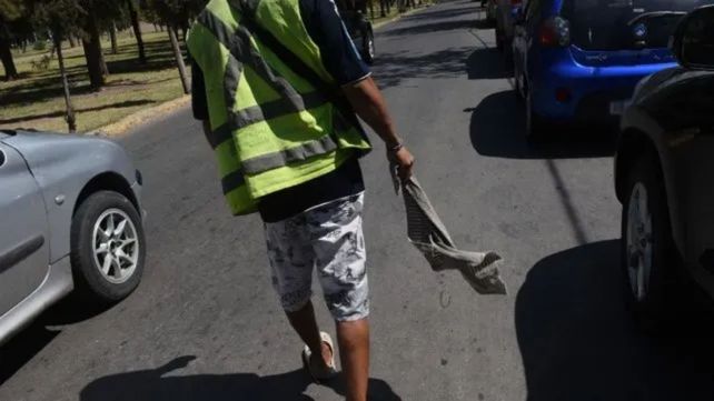 Los cuidacoches quieren tener su sindicato. Desde el municipio lo rechazan. 