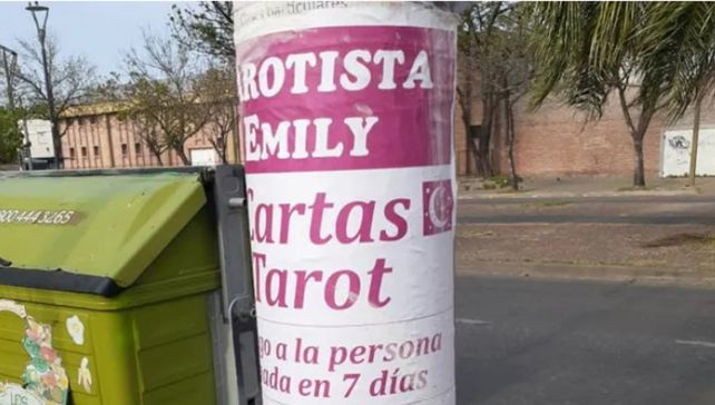 Emily empapeló la ciudad con promesas de traer a la persona amada