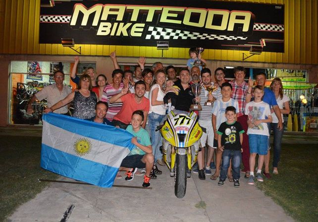 El piloto entrerriano fue recibido por familiares y amigos en la noche del domingo. Foto  Gentileza/Informe Zonal