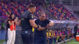 Ariel Holan le muestra el reloj al cuarto árbitro para dar cuenta de que el tiempo de juego se había cumplido.