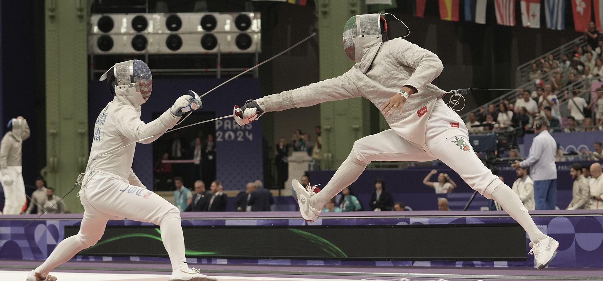 El estadounidense Mitchell Saron (izquierda) compite con el iraní Ali Pakdaman en el partido de cuartos de final de sable por equipos masculino durante los Juegos Olímpicos de Verano de 2024 en el Grand Palais, el miércoles 31 de julio de 2024, en París, Francia. (Foto AP/Thibault Camus) El estadounidense Mitchell Saron (izquierda) compite con el iraní Ali Pakdaman en el partido de cuartos de final de sable por equipos masculino durante los Juegos Olímpicos de Verano de 2024 en el Grand Palais, el miércoles 31 de julio de 2024, en París, Francia. (Foto AP/Thibault Camus)