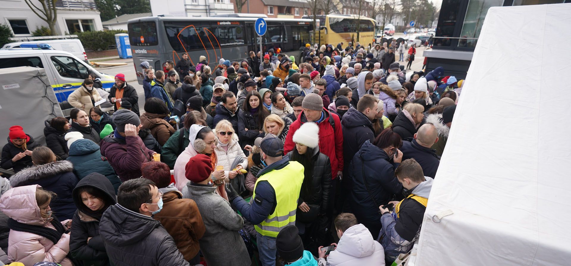 Refugiados de Ucrania esperan ser admitidos frente a la oficina de registro de refugiados en Hamburgo, Alemania, el lunes 14 de marzo de 2022. El Ministerio del Interior de Alemania dijo el lunes que hasta ahora ha registrado a 146.998 refugiados de Ucrania que llegan al país, pero el número real puede diferir si las personas no se registraron o se mudaron a otro país.