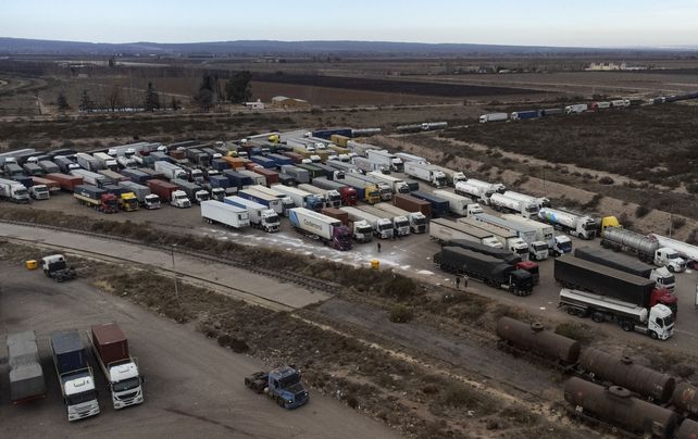 Un playón lleno de camiones a la espera de cruzar hacia Argentina.&nbsp;