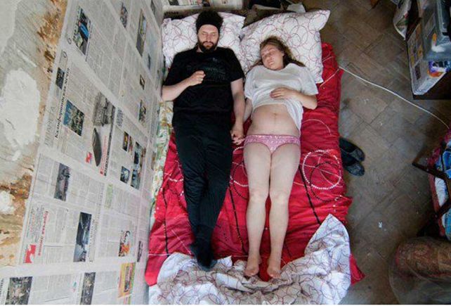 Fotografió a todas sus amigas embarazadas mientras dormían