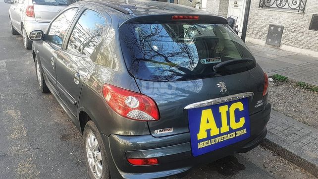 El auto del detenido y desde el cual produjo la balacera contra la concesionaria de autos.