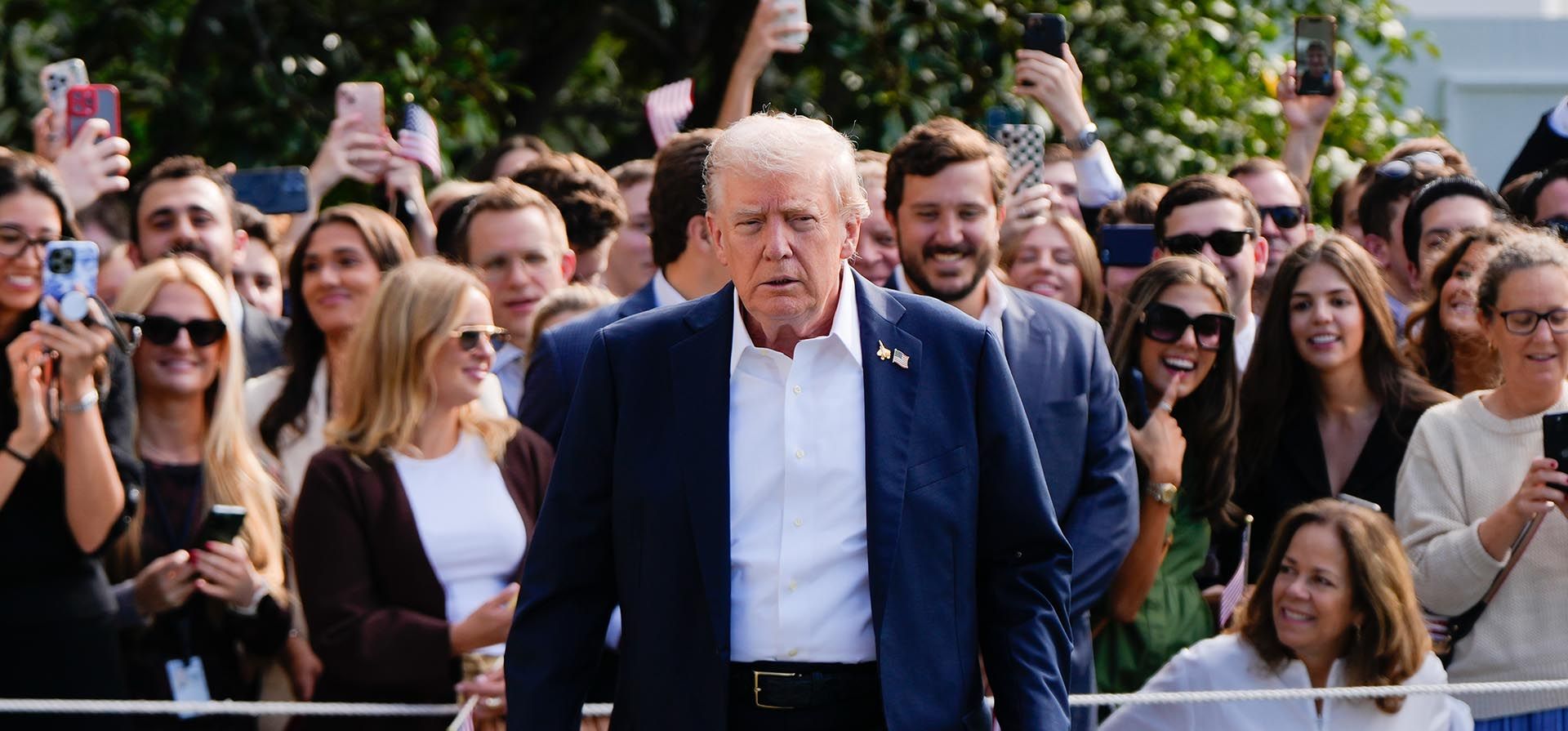 El presidente de Estados Unidos, Donald Trump, camina para hablar con periodistas tras saludar a partidarios, antes de salir de la Casa Blanca, el viernes 26 de septiembre de 2025 en Washington. (AP Foto/Julia Demaree Nikhinson) El presidente de Estados Unidos, Donald Trump, camina para hablar con periodistas tras saludar a partidarios, antes de salir de la Casa Blanca, el viernes 26 de septiembre de 2025 en Washington. (AP Foto/Julia Demaree Nikhinson)