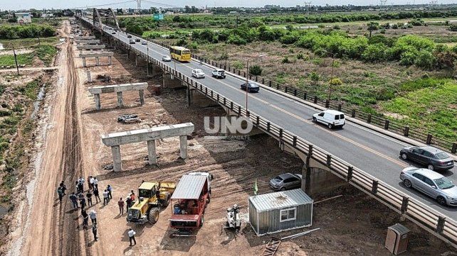 Nuevo puente Santa Fe-Santo Tomé. La máquina lanza vigas importada de China ayudará a acelerar los procesos de montaje de vigas.