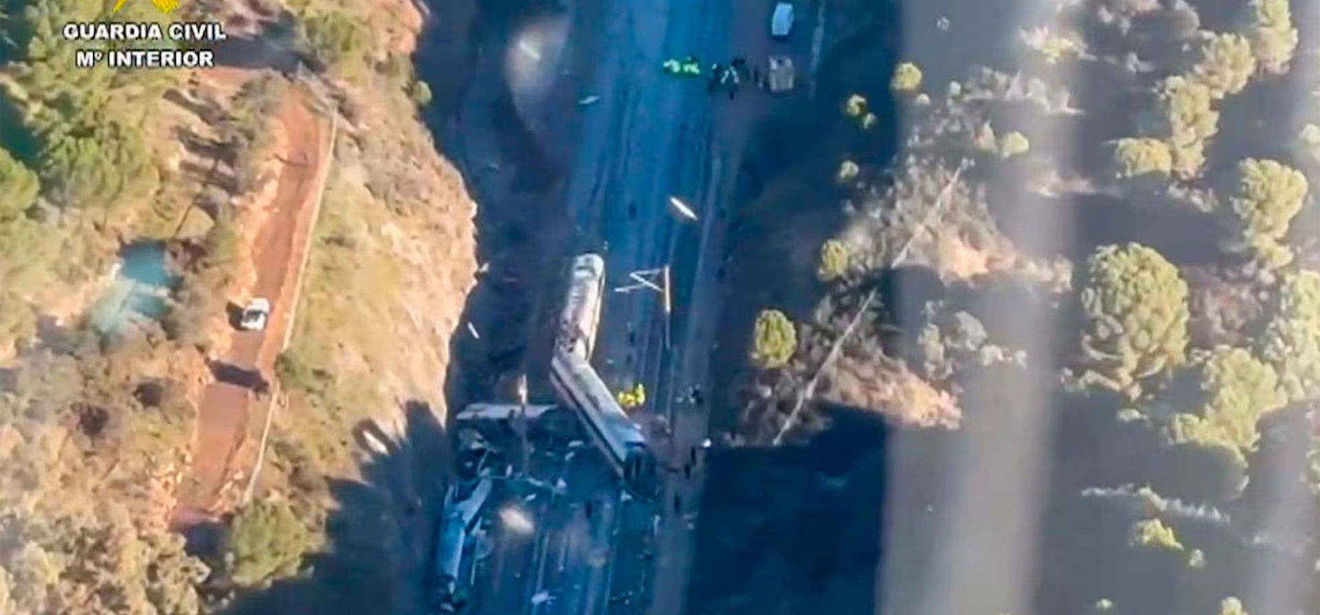 Imágenes áreas de la búsqueda de evidencias que puedan servir para la identificación de víctimas e investigación del accidente ferroviario en Adamuz (Córdoba). EFE Imágenes áreas de la búsqueda de evidencias que puedan servir para la identificación de víctimas e investigación del accidente ferroviario en Adamuz (Córdoba). EFE