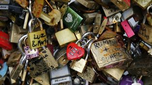 París subastó los candados del amor a beneficio de los refugiados en Francia