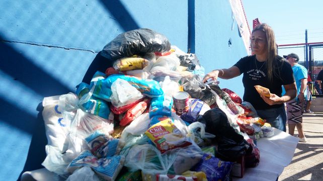 Muchos alimentos no perecederos para el comedor Copa de Leche.