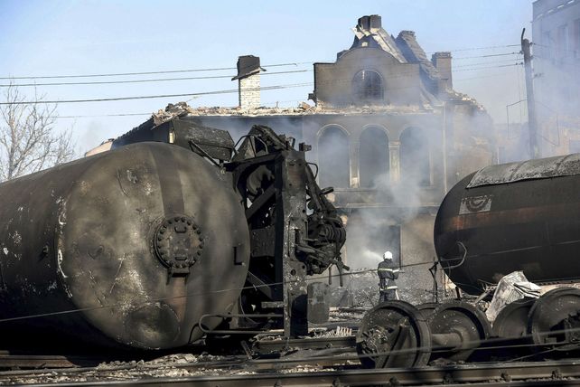 Infierno. Los vagones destruyeron edificios cercanos al estallar.
