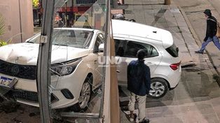 Así terminó uno de los vehículos tras el siniestro vial, incrustado dentro de un edificio en 25 de Mayo al 3500.
