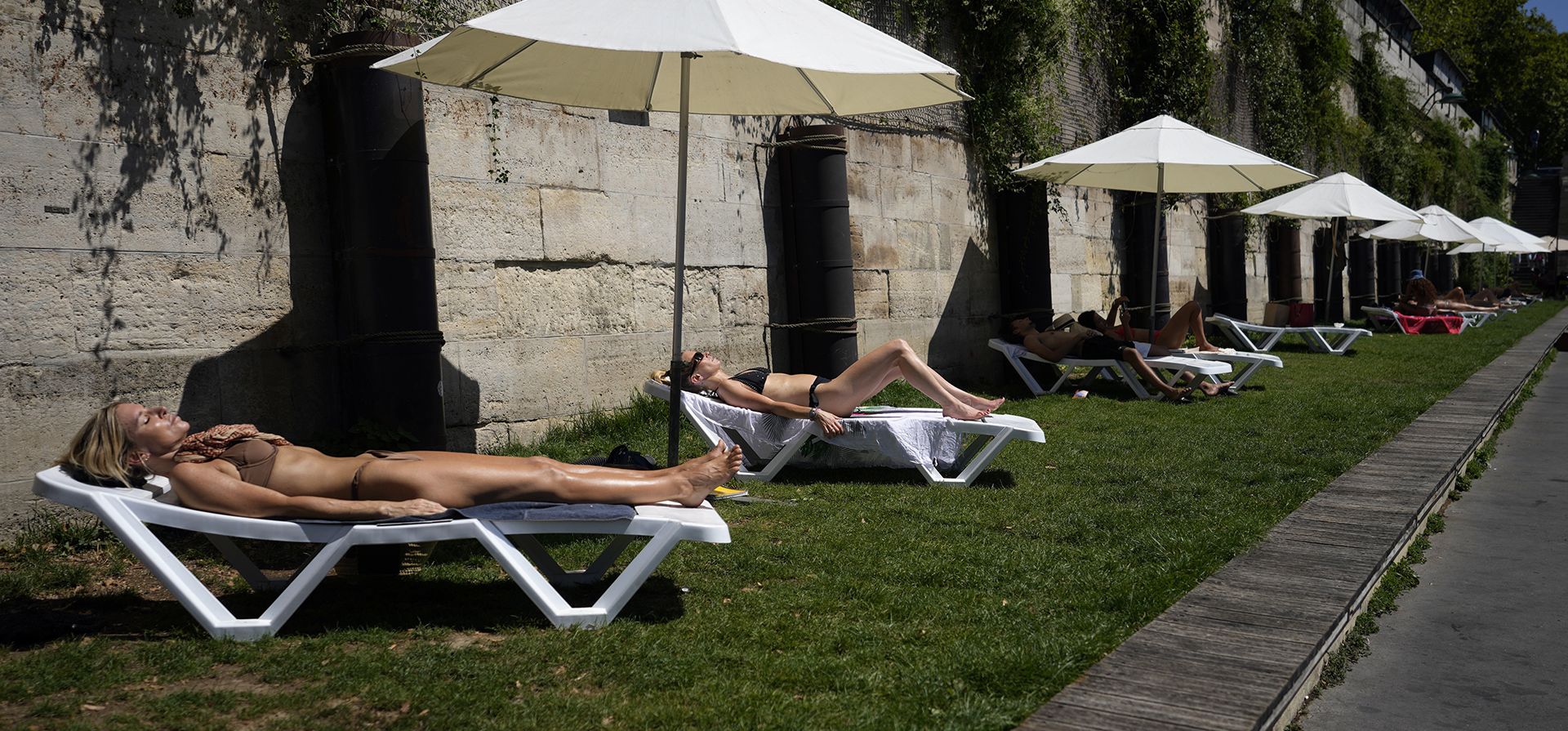 Parisinos y turistas toman baños de sol a lo largo de las orillas del río Sena, mientras Europa está bajo una ola de calor inusualmente extrema, en París, Francia, el miércoles 3 de agosto de 2022.