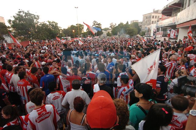 El apoyo de los hinchas tatengues se sintió en la Avenida López y Planes