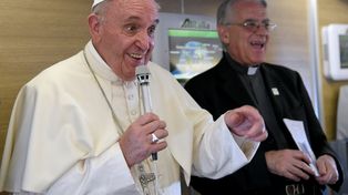 El Papa Francisco habló en un vuelo pero evitó referirse al triunfo de Macri