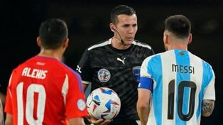 El árbitro Matonte recibe los reclamos de Lionel Messi y Alexis Sánchez.&nbsp;