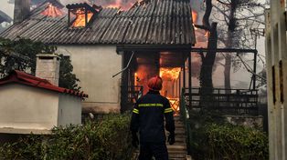 El mayor incendio de la década en Grecia deja numerosos muertos, casas y vehículos destruidos