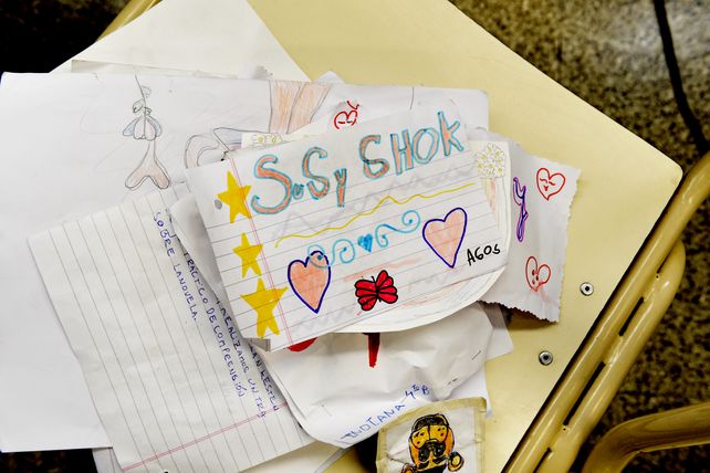 A través de cartas y dibujos