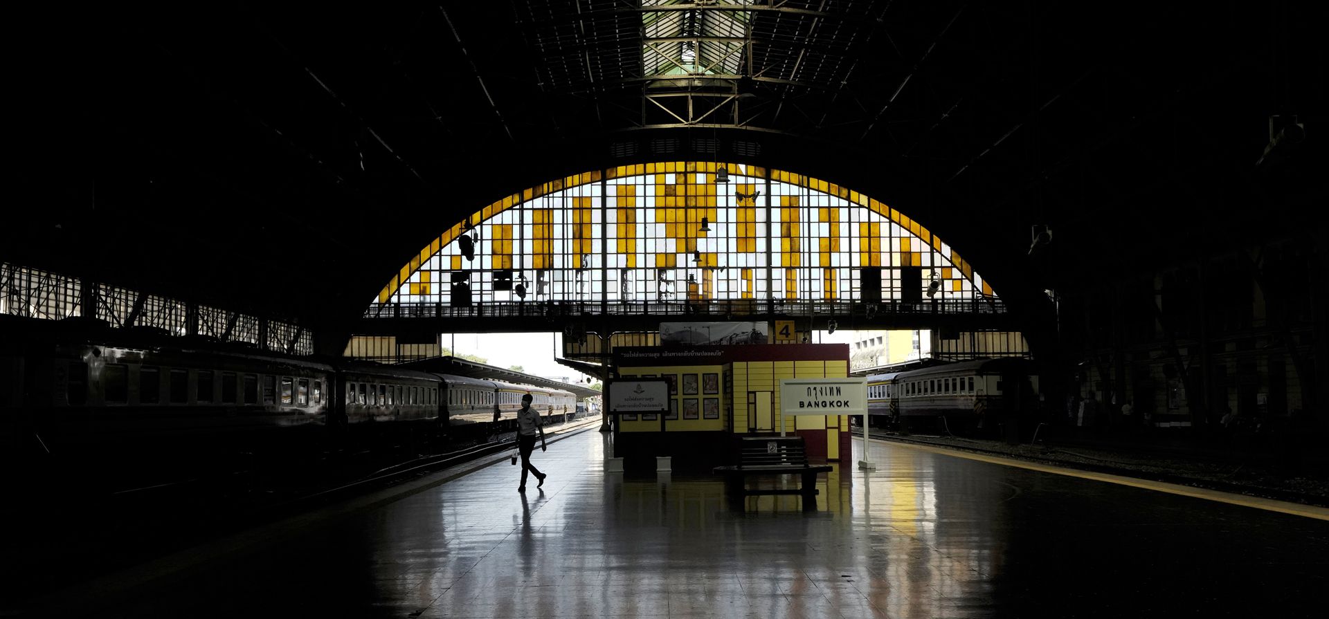 Un trabajador camina por una plataforma vacia en la estación de tren Hua Lamphong de 105 años de antigüedad en Bangkok, Tailandia, el miércoles 19 de enero de 2022. La creciente propagación del virus Omicron hizo caer el uso del transporte público en la capital del pais.