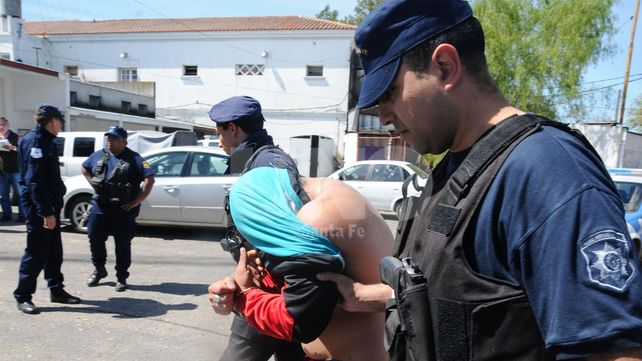Más tiempo. El sospechoso de un ilícito puede pasar hasta cuatro días en un calabozo. Más tiempo. El sospechoso de un ilícito puede pasar hasta cuatro días en un calabozo.