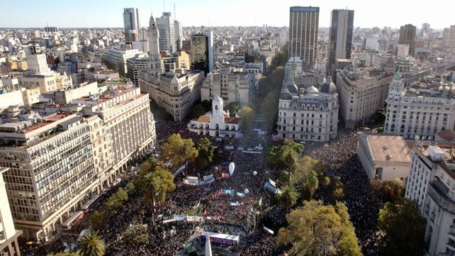Marcha Federal. Miles de personas se congregaron en la Plaza de Mayo y alrededores en defensa de la educación pública.