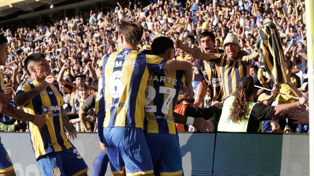 Los futbolistas de Central celebran frente a sus hinchas en la victoria ajustada sobre Vélez.