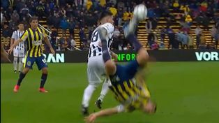 Tomás OConnor disputó una pelota en el complemento con Villagra y cayó pesadamente.