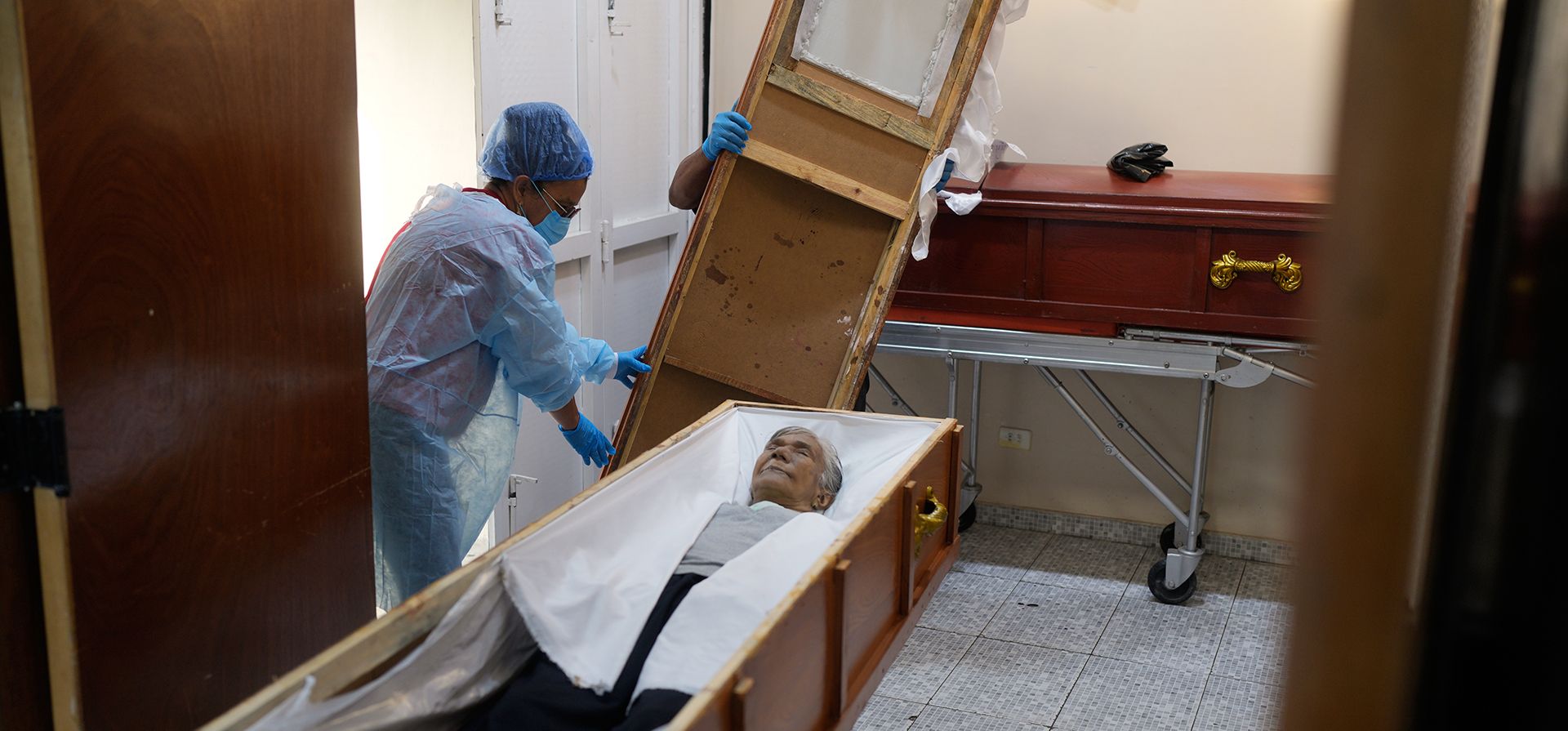 Trabajadores funerarios preparan el cuerpo de Rosa Elena González, de 80 años, quien falleció después de que su apartamento fuera atacado durante un ataque estadounidense para capturar al presidente Nicolás Maduro, en Catia La Mar, Venezuela, el domingo 5 de enero de 2026. (Foto AP/Matias Delacroix) Trabajadores funerarios preparan el cuerpo de Rosa Elena González, de 80 años, quien falleció después de que su apartamento fuera atacado durante un ataque estadounidense para capturar al presidente Nicolás Maduro, en Catia La Mar, Venezuela, el domingo 5 de enero de 2026. (Foto AP/Matias Delacroix)