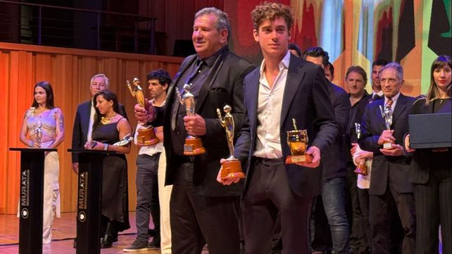 Franco Colapinto muestra el Olimpia de oro que le entregaron durante su estadía en el país.