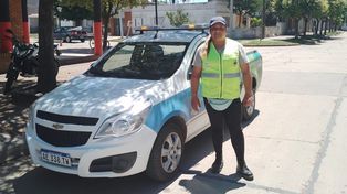 Jazmín Balbuena recorre las calles de Fighiera garantizando el tránsito.