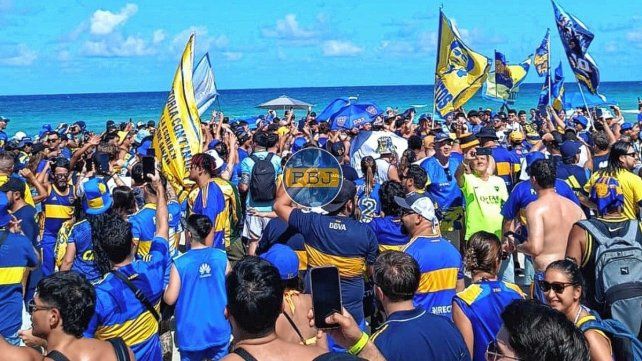Los hinchas de Boca en la previa al partido. Pero en el medio la cargada de River con&nbsp; un avión.
