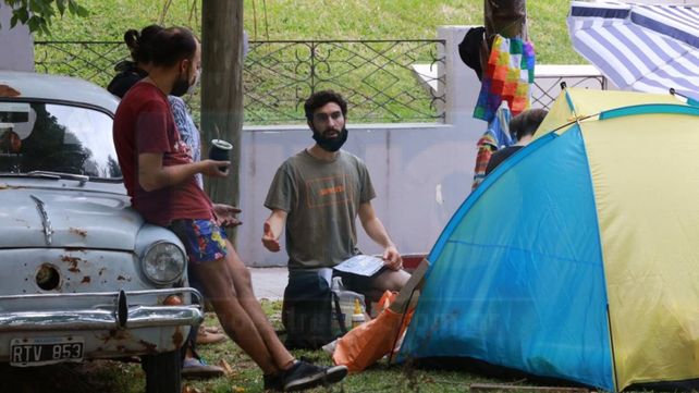 Vigilia y el acampe en defensa de los árboles de bulevar Racedo de Paraná. Piden dialogar para encontrar una salida alternativa.&nbsp; &nbsp;