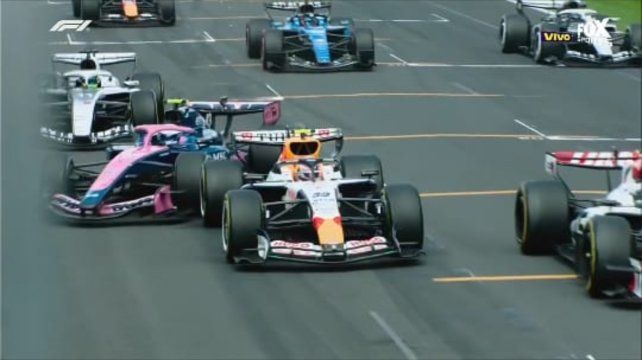 Franco Colapinto esquiva a Liam Lawson como puede en la largada de Australia. Sería luego sancionado por la FIA.